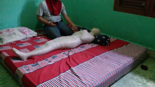 [RM015] This Girl Was Wrapped In A Mummy And Posed Like A Real Mummy With Her Arms Crossed In Front - Image 4