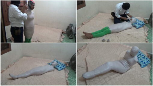 [RM031] A girl struggles after being mummified in her bedroom