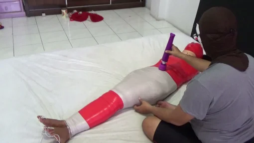 [RM076] Beautiful girl is helpless in red and white package when given vibrator stimulation - Image 6