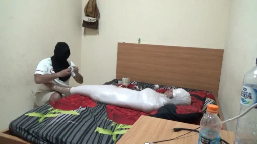 [RM100] A beautiful girl is first mummified in a boarding room accompanied by her friends - Image 5