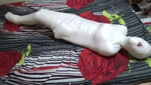 [RM100] A beautiful girl is first mummified in a boarding room accompanied by her friends - Image 6