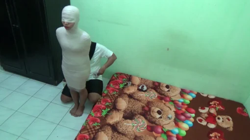 [RM105] The first time it was wrapped, this girl immediately got breathplay torture - Image 4