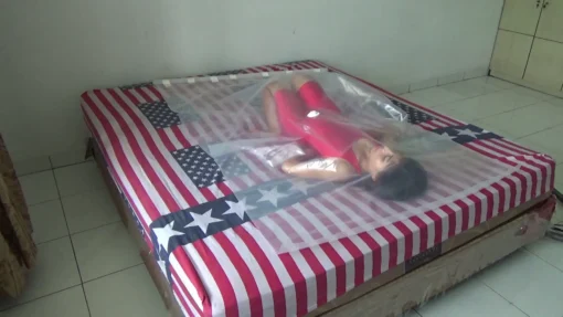 [RM139] For the first time, a girl was put in plastic and vacuumed, making her frightened and struggling violently - Image 5