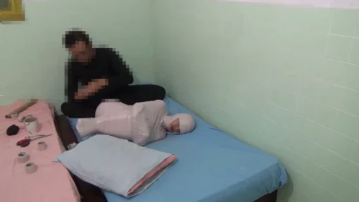 [RM125] A 150cm cute girl was wrapped tightly in an uncomfortable position - Image 5
